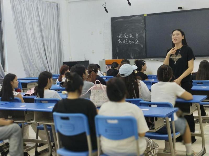 民政管理学院开展校园安全第一课...